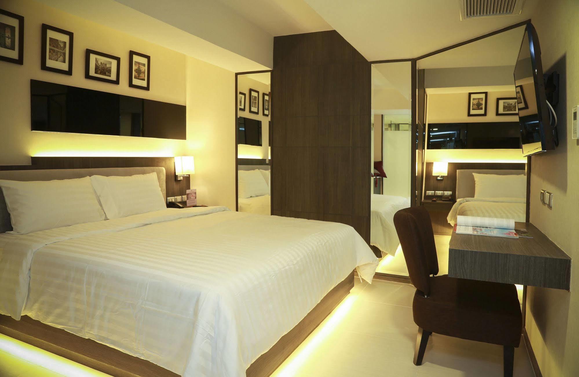 Double One By Aspira Otel Bangkok Dış mekan fotoğraf